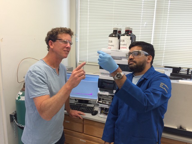 Scripps Institution of Oceanography researchers Brad Moore (left) and Vinayak Agarwal in the lab.